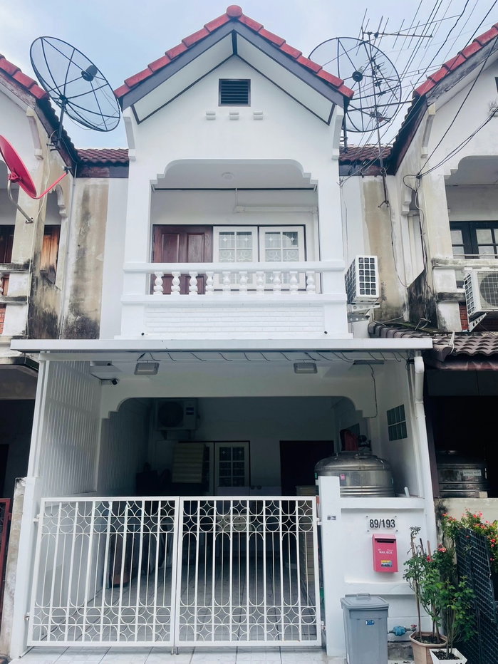 รูป ขายทาวน์เฮ้าส์ 2 ชั้น รีโนเวทใหม่พร้อมอยู่ หมู่บ้านเลิศอุบล ซอย 8 ทำเลดีห้าแยกวัชรพล ทำเลน้ำไม่ท่วม - รูปที่ 1/10
