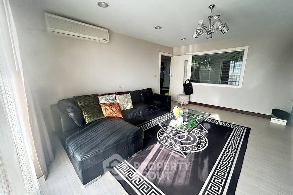 picture 3-BR Condo at Nusa State Tower Condominium near BTS Saphan Taksin (ID 3002985) - 1/6