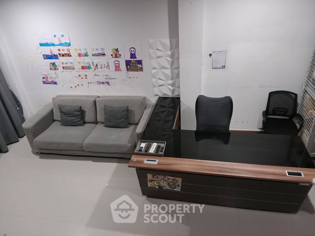 picture Spacious 3-BR 200 Sqm Townhouse At HAUS 35 Cheangwattana (ID 3448372) - 3/32