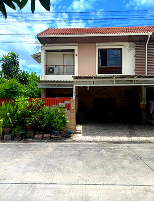 ทาวน์โฮม นนทบุรี : L260164 | ขายบ้าน 2 ชั้น หมู่บ้านออมธนา 1 ไทรน้อย นนทบุรี บ้านหลังมุม 54.5 ตร.ว. ติดสนามเด็กเล่น บรรยากาศร่มรื่น พร้อมพื้นที่พักผ่อนรอบบ้าน