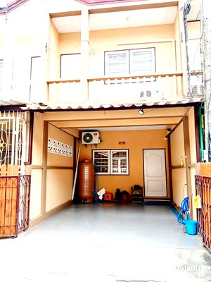 Townhouses for rent Pathumthani : 			in LamLukKa Khlong2–3 KhuKhot PathumThani. BTS KhuKhot2.3km. Townhouse for Rent 5,899–6,000 Baht/Mon          