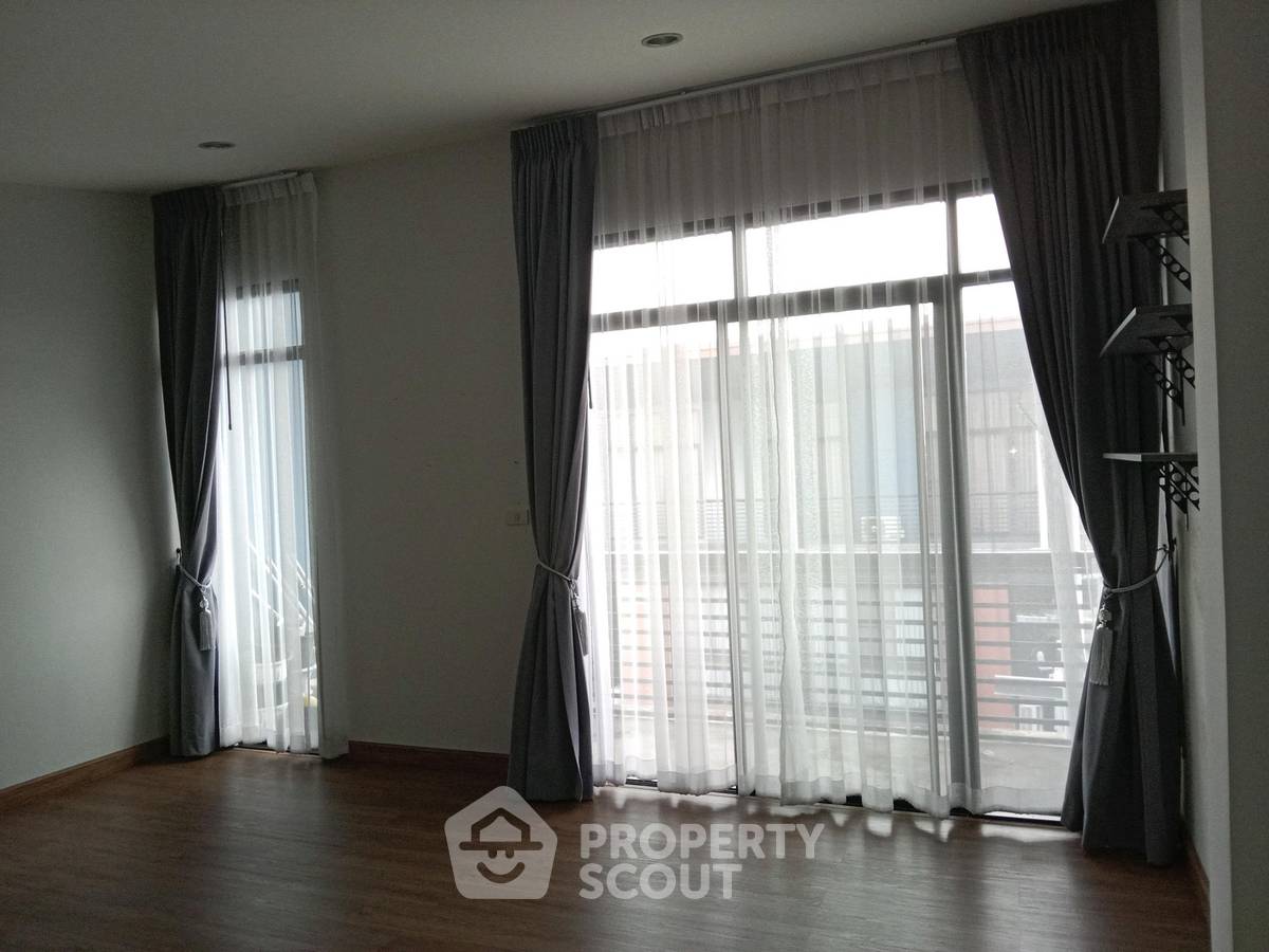 picture Spacious 3-BR 200 Sqm Townhouse At HAUS 35 Cheangwattana (ID 3448372) - 14/32