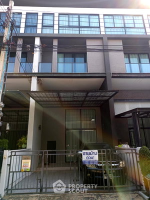 Townhouses for rent Bangkok : 3-BR Townhouse in Talat Bang Khen (ID 2047325)