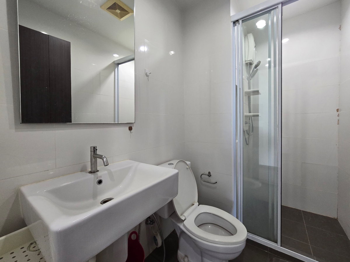 picture Available now! Ready to move in 🥰 28,000 THB/month at The Base Sukhumvit 77 📌 Near BTS On Nut. Line ID: katk03 - 12/12