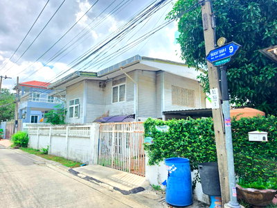บ้านเดี่ยว ถนนนนทบุรี : ขายบ้านเดี่ยว 2 ชั้น เนื้อที่ดิน 79 ตร.ว. ซอยกาหลง 9 ทำเลเมืองนนทบุรี ใกล้ศูนย์ราชการและรถไฟฟ้าสายสีชมพู