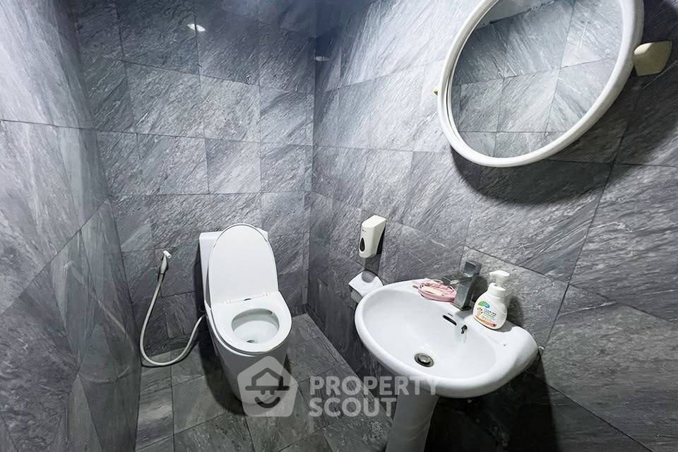 picture 3-BR Condo at Nusa State Tower Condominium near BTS Saphan Taksin (ID 3002985) - 6/6