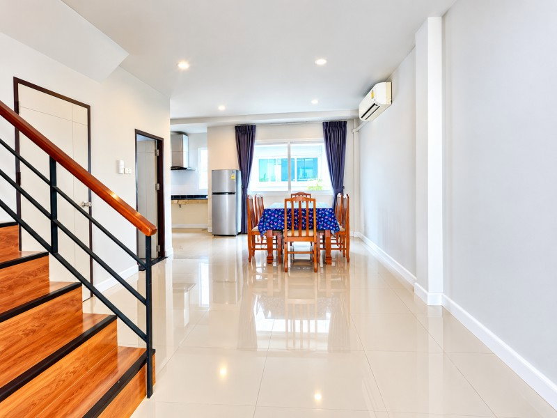 รูป 261024nnarnoek ให้เช่า ทาวน์เฮ้าส์ รพ.ลาดกระบัง 330ม. ถ.สุวรรณภูมิ4 1.05กม. ARLลาดกระบัง 2.55กม. ทาวน์โฮม 3ชั้น 4นอน 4น้ำ 27 ตร.ว. 230 - รูปที่ 3/8