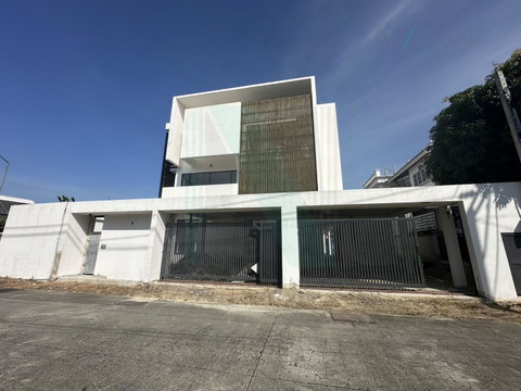 For Sell House EVERGREEN CITY 3-story 4 bedroom 5 bathroom