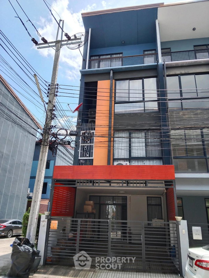 picture Spacious 3-BR 200 Sqm Townhouse At HAUS 35 Cheangwattana (ID 3448372) - 1/32