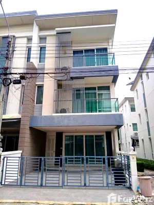 Houses for rent Bangkok : Corner-unit townhome, within walking 6887722