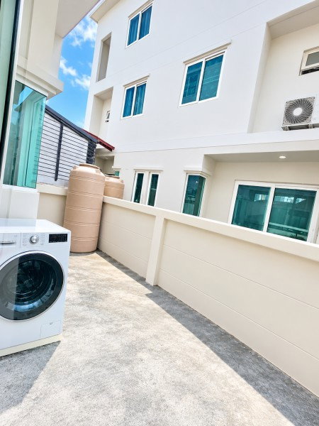 รูป ARLลาดกระบัง 2.55กม. ทาวน์โฮม 3ชั้น 4นอน รพ.ลาดกระบัง 330ม. ถ.สุวรรณภูมิ4 1.05กม. 4น้ำ 27 ตร.ว. 230 ตร.ม.พร้อมเฟอร์ฯ 5แอร์ - รูปที่ 2/8