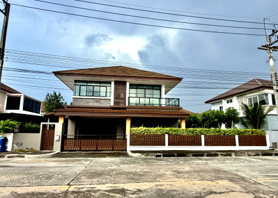 Houses for sale Rama 4 Road : Luxury detached house for sale with lake view, THE PREMIO LAKEHILL, Chonburi. Large house, great atmosphere.