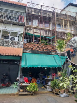 3-story building for sale, 7 sq. wah, located on Sathon District. Features 1 bedroom and 1 bathroom. A rare find in a prime city-center location.