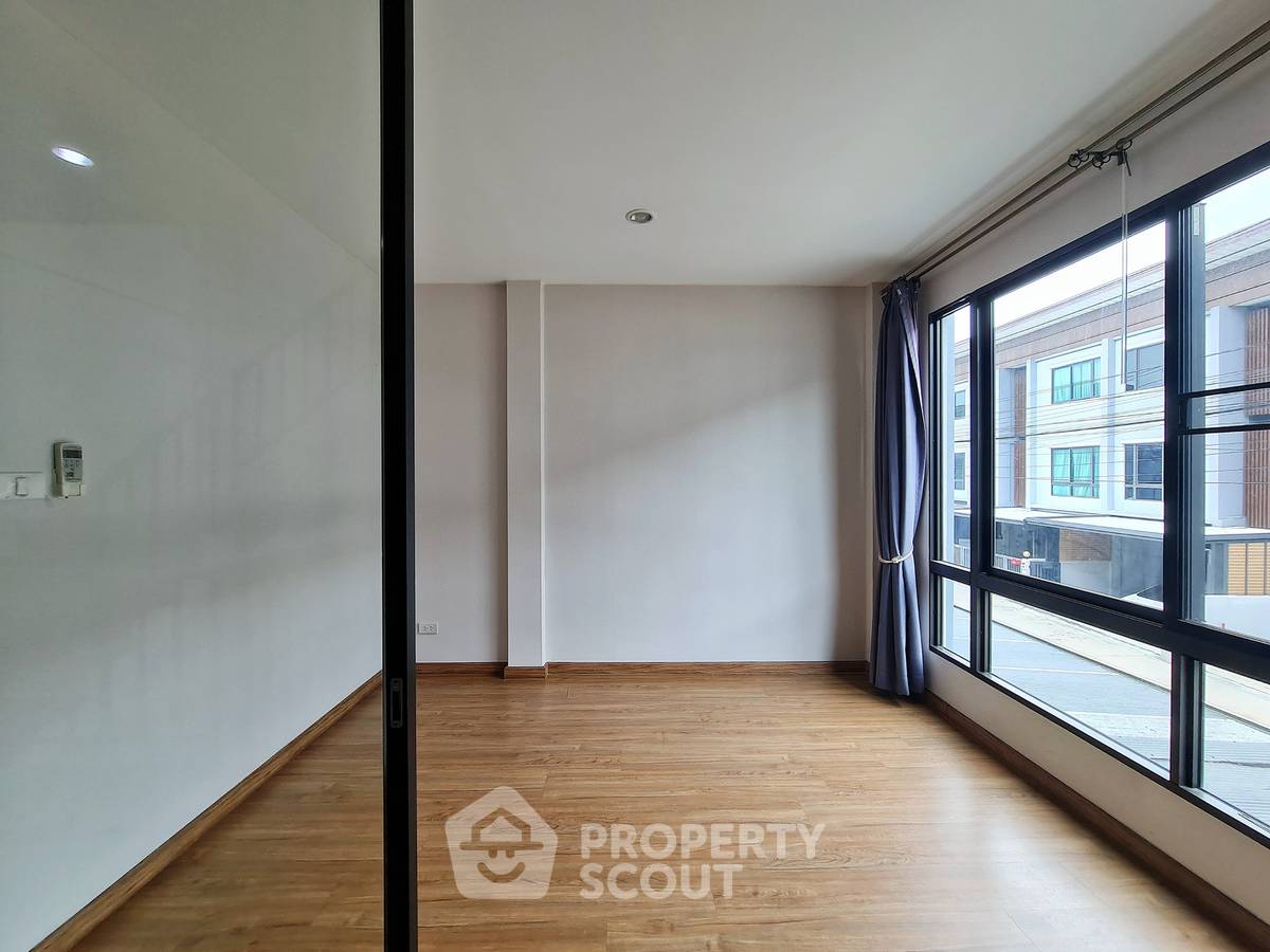 picture 3-BR Townhouse in Wang Thonglang (ID 3448666) - 6/21