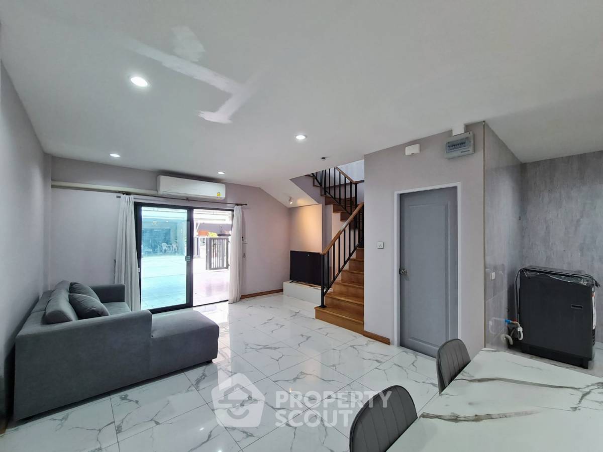 picture 3-BR Townhouse in Wang Thonglang (ID 3448666) - 1/21