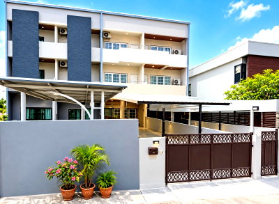Townhouses for rent Bangna - Trat  : 			ChaloemPhrakiat4-12 Townhouse 3Storeys 4–5beds Paradise Park 1.8km. 3baths  MRT SriUdom 998m. Synphaet Srinakarin Hospital 598m. 30sq.wa.          