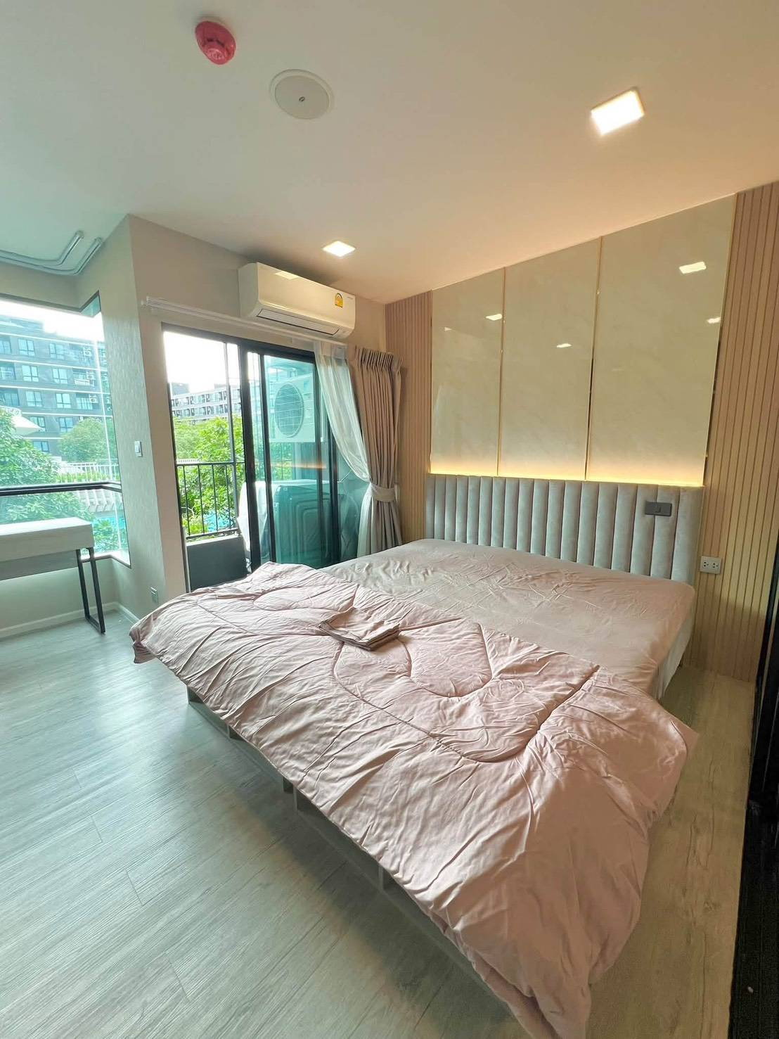 🏙️ 𝗞𝗔𝗩𝗘 𝗔𝗩𝗔 ✨ | ตึก B ชั้น 4 | วิวสระว่ายน้ำ 🌊 | ขนาด 𝟮𝟳.𝟳 ตร.ม. | แอร์ 𝟮 เครื่อง | เครื่องซัก–อบผ้า | เฟอร์นิเจอร์ครบ 🔑