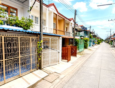 Townhouses for rent Pathumthani : 			Big Lotus Makro LamLukKa Khlong2-3 16sq.wah 128sq.m BTS KhuKhot 2.3km Townhouse 2-3beds 2baths   sui          