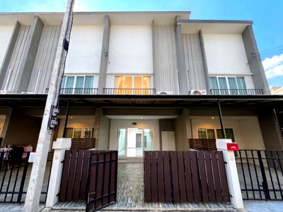 Townhouses for sale Wat Phraya Suren :  Urgent Sale! Lowest Price in the Project! 🔥Townhouse for Sale at Cher Watcharapol 📍 Sukhaphiban 5 | Near the Expressway