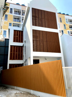 บ้านเดี่ยว กรุงเทพมหานคร : ขายบ้านเดี่ยว 3 ชั้น สุขุมวิท 71 ปรีดีพนมยงค์ 42 |  4 นอน 3 น้ำ | 10.5 ล้านบาท | บ้านสร้างเอง มีสวนข้างบ้าน