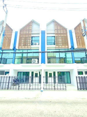 Townhouses for rent Central Plaza Bang Na : 300 m. from BTS Bearing New 3-story home office for rent located  St. Andrews International School. Features 2 bed 3 bath 21 sq.wa.          