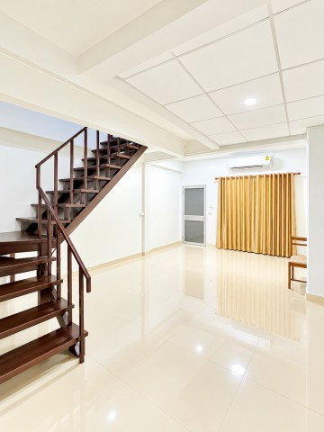 picture 			in LamLukKa Khlong2–3 KhuKhot PathumThani. BTS KhuKhot2.3km. Townhouse for Rent 5,899–6,000 Baht/Mon           - 3/8