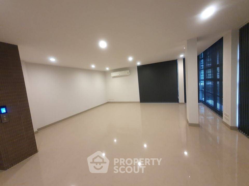 รูป ทาวน์เฮ้าส์ 5 ห้องนอน 480 ตร.ม. ใน Premium Place Kaset - Nawamin (ID 3448656) - รูปที่ 3/7