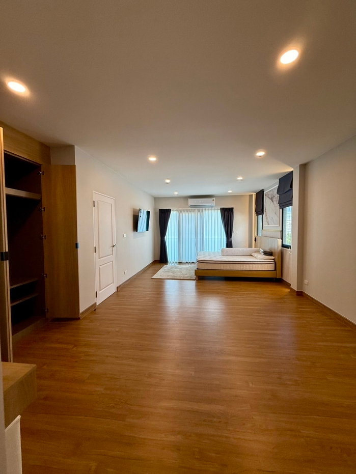 รูป 🏡 𝗖𝗘𝗡𝗧𝗥𝗢 𝗩𝗜𝗕𝗛𝗔𝗩𝗔𝗗𝗜 ✨ | บ้านเดี่ยวหรู 2 ชั้น | พื้นที่ใช้สอยกว่า 𝟮𝟳𝟰 ตร.ม. | 𝟰 ห้องนอน 𝟱 ห้องน้ำ | พร้อมเข้าอยู่ 🔑 - รูปที่ 24/42
