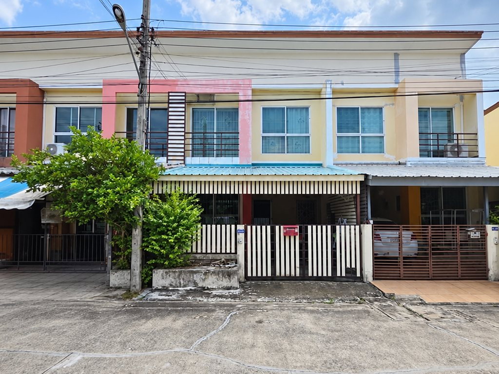 รูป ขายทาวน์เฮ้าส์ 2 ชั้น เพ็ญศิริ 4 เลียบวารี 25/1 หนองจอก รีโนเวทใหม่ทั้งหลัง ต้นซอย 300 เมตร 20.7 ตร.ว. 4 นอน 2 น้ำ พร้อมเฟอร์ฯ ราคา 2.39 ล้านบาท - รูปที่ 1/19