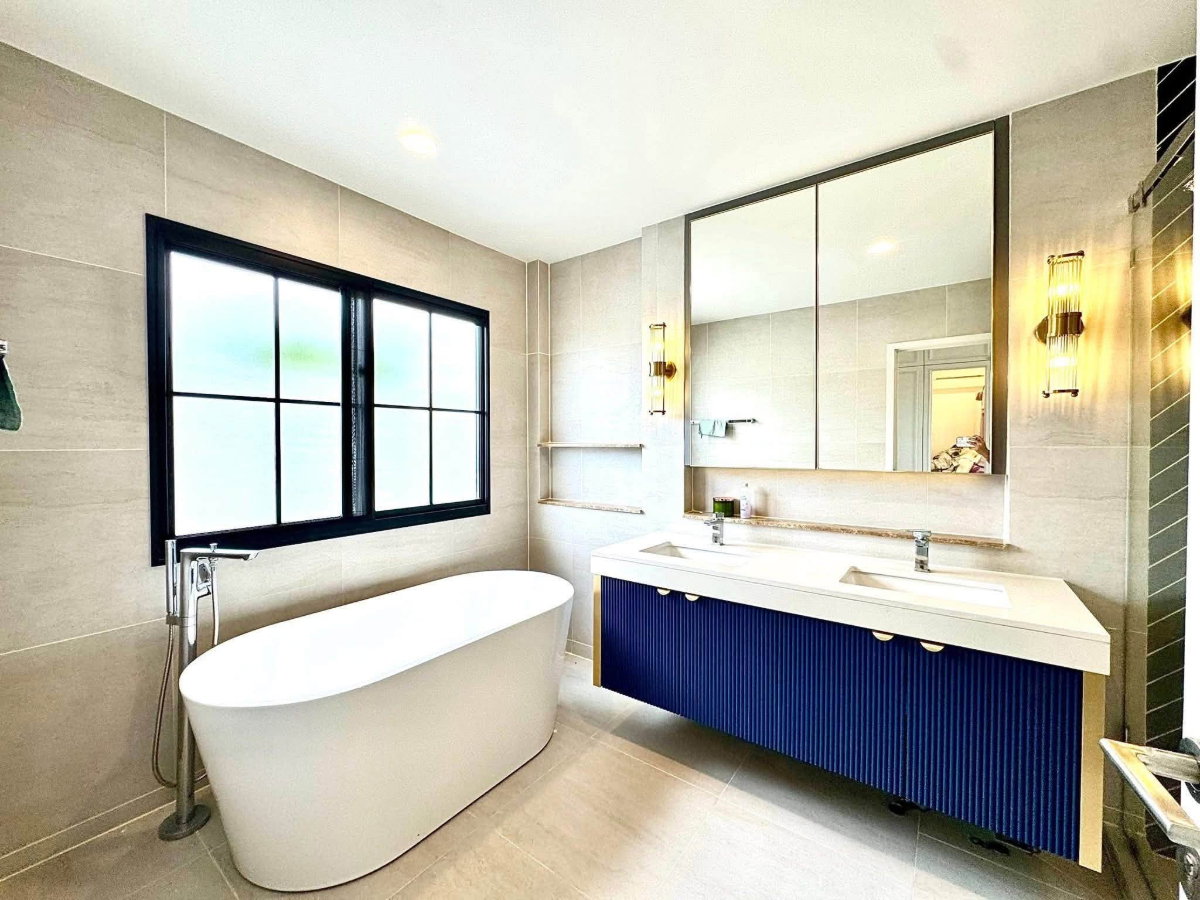 รูป 🏡✨ ให้เช่าบ้านเดี่ยวหรู เศรษฐสิริ บางนา–สุวรรณภูมิ | โครงการคุณภาพจากแสนสิริ พร้อม Solar Cell และ EV Charger เฟอร์นิเจอร์ครบ พร้อมเข้าอยู่ - รูปที่ 8/12