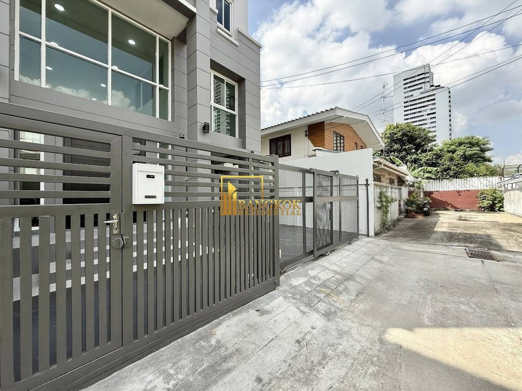 รูป Stylish 3 Bedroom House For Rent in Popular Ekkamai Area - BR8348SH - รูปที่ 36/36