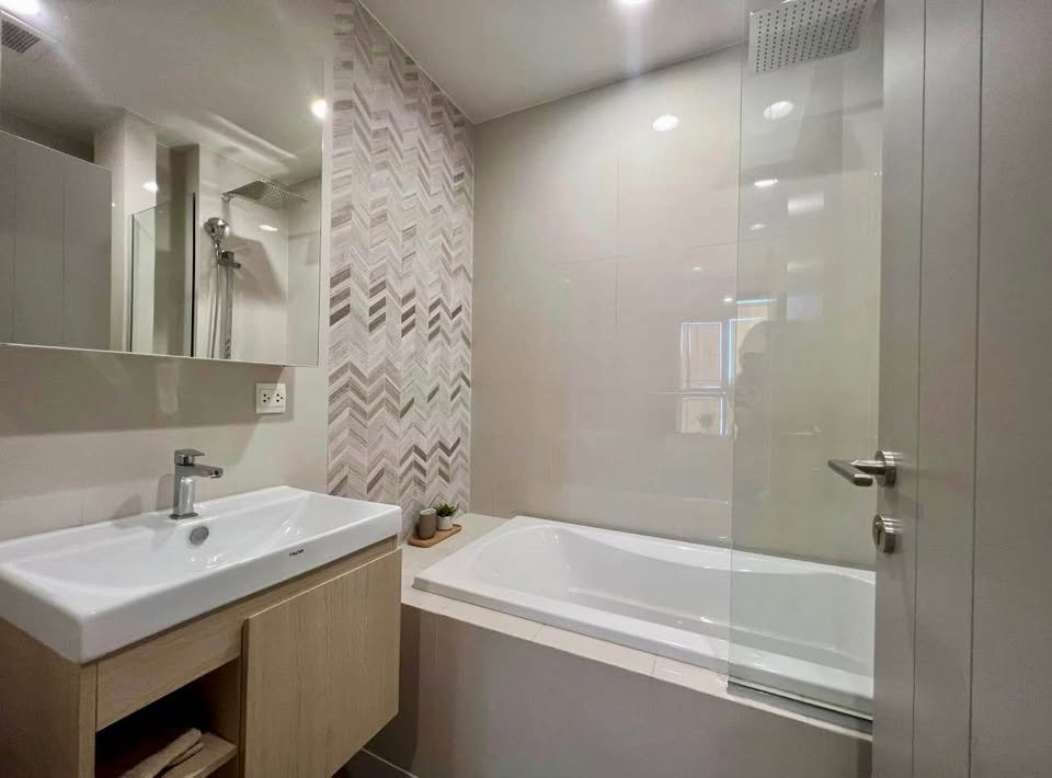 รูป Condo for rent at OKA Haus ห้องใหม่ไม่เคยปล่อยเช่า 1bedroom/1bathroom / Size 35 Sqm 41st Floor, Facing East. Bathtub unit. - รูปที่ 5/6