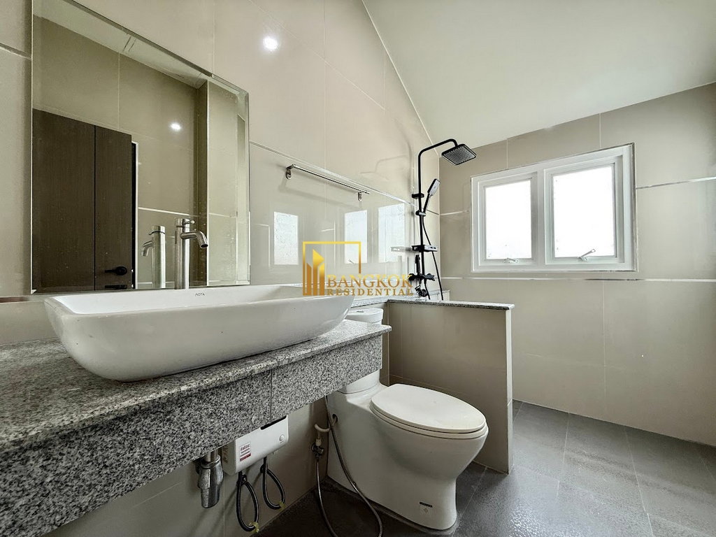 รูป Stylish 3 Bedroom House For Rent in Popular Ekkamai Area - BR8348SH - รูปที่ 27/36