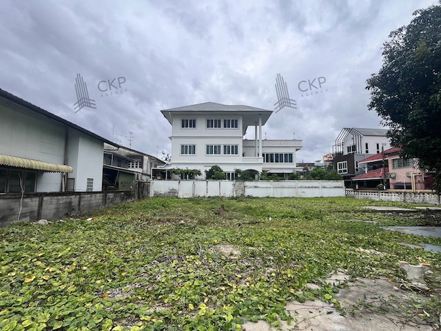 รูป L260156 | ขายที่ดินแปลงมุม ทำเลทอง ซอยลาดพร้าว 102 ขนาด 170 ตร.วา ที่ดินสวย อยู่มุมถนน ในย่านชุมชนเมือง - รูปที่ 10/11