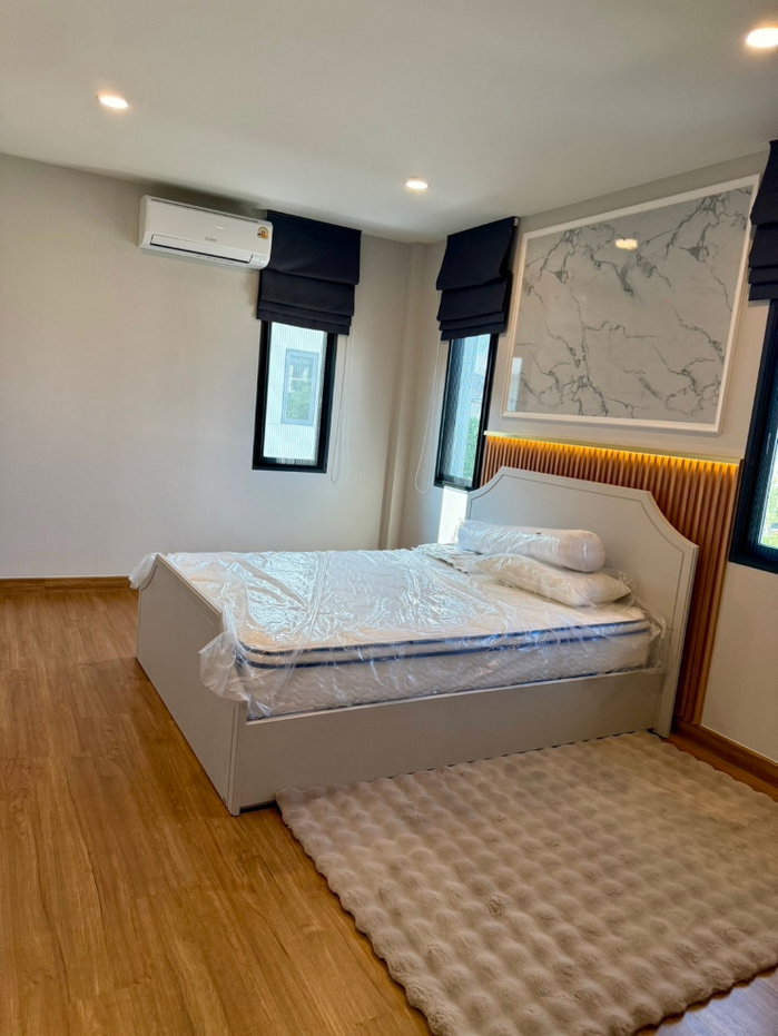 รูป 🏡 𝗖𝗘𝗡𝗧𝗥𝗢 𝗩𝗜𝗕𝗛𝗔𝗩𝗔𝗗𝗜 ✨ | บ้านเดี่ยวหรู 2 ชั้น | พื้นที่ใช้สอยกว่า 𝟮𝟳𝟰 ตร.ม. | 𝟰 ห้องนอน 𝟱 ห้องน้ำ | พร้อมเข้าอยู่ 🔑 - รูปที่ 27/42