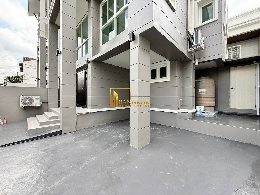 รูป Stylish 3 Bedroom House For Rent in Popular Ekkamai Area - BR8348SH - รูปที่ 33/36