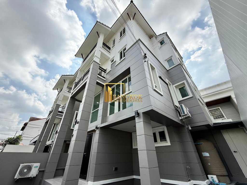รูป Stylish 3 Bedroom House For Rent in Popular Ekkamai Area - BR8348SH - รูปที่ 35/36