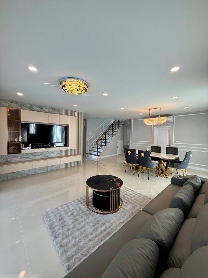 รูป 🏡 𝗖𝗘𝗡𝗧𝗥𝗢 𝗩𝗜𝗕𝗛𝗔𝗩𝗔𝗗𝗜 ✨ | บ้านเดี่ยวหรู 2 ชั้น | พื้นที่ใช้สอยกว่า 𝟮𝟳𝟰 ตร.ม. | 𝟰 ห้องนอน 𝟱 ห้องน้ำ | พร้อมเข้าอยู่ 🔑 - รูปที่ 3/42