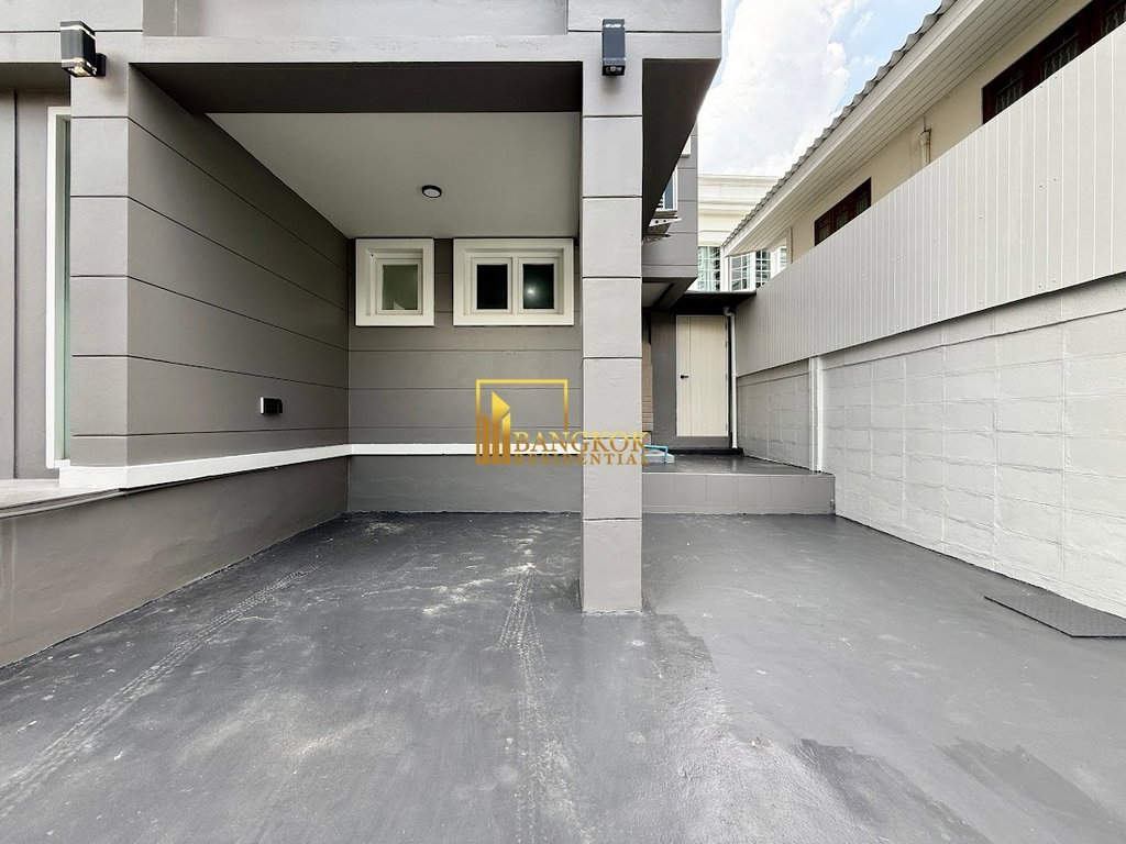 รูป Stylish 3 Bedroom House For Rent in Popular Ekkamai Area - BR8348SH - รูปที่ 34/36