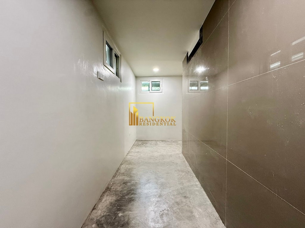 รูป Stylish 3 Bedroom House For Rent in Popular Ekkamai Area - BR8348SH - รูปที่ 31/36
