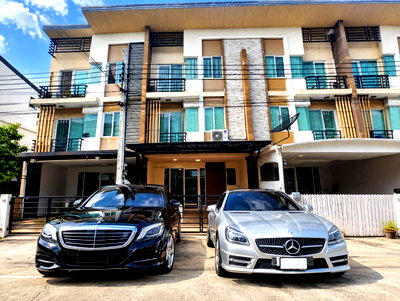 เช่าทาวน์โฮม ราษฎร์พัฒนา : แยกมิสทีน 785 ม. 5-6แอร์ ให้เช่าคฤหาสน์แนวตั้ง 3 ชั้น  MRT ราษฎร์พัฒนา 785 ม.  5นอน 5น้ำ 21 ตร.ว. 250 ตร.ม.