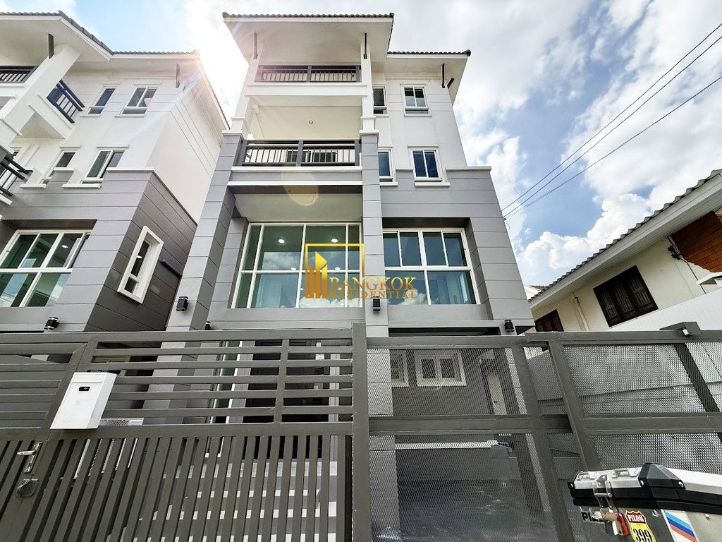 รูป Stylish 3 Bedroom House For Rent in Popular Ekkamai Area - BR8348SH - รูปที่ 1/36