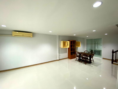 Townhouses for rent วิทยาลัยพยาบาลกองทัพเรือ : Townhouse for Rent at Sikharin Village, Near ABAC Hua Mak MK-02 line @livingbkk