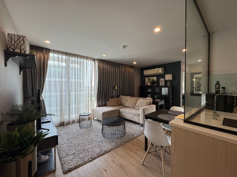 ให้เช่าคอนโด: Serio sukhumvit 50   2 ห้องนอน / 1 ห้องน้ำ  • พื้นที่: 52 ตร.ม.  • ชั้น 7   • เฟอร์นิเจอร์แต่งครบ (Fully Furnished)