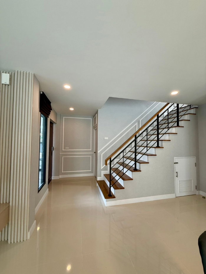 รูป 🏡 𝗖𝗘𝗡𝗧𝗥𝗢 𝗩𝗜𝗕𝗛𝗔𝗩𝗔𝗗𝗜 ✨ | บ้านเดี่ยวหรู 2 ชั้น | พื้นที่ใช้สอยกว่า 𝟮𝟳𝟰 ตร.ม. | 𝟰 ห้องนอน 𝟱 ห้องน้ำ | พร้อมเข้าอยู่ 🔑 - รูปที่ 6/42