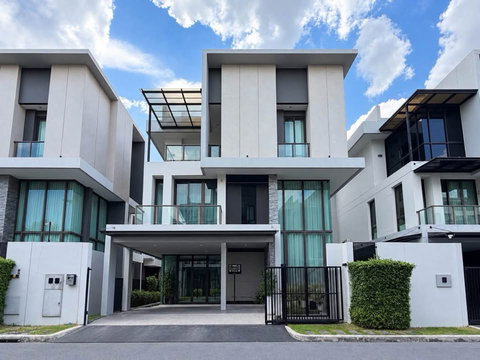 บ้านกลางเมือง คลาสเซ่ เอกมัย-รามอินทรา