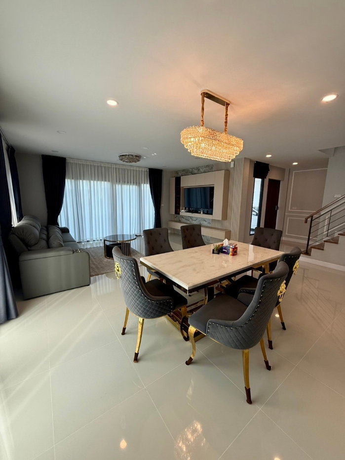 รูป 🏡 𝗖𝗘𝗡𝗧𝗥𝗢 𝗩𝗜𝗕𝗛𝗔𝗩𝗔𝗗𝗜 ✨ | บ้านเดี่ยวหรู 2 ชั้น | พื้นที่ใช้สอยกว่า 𝟮𝟳𝟰 ตร.ม. | 𝟰 ห้องนอน 𝟱 ห้องน้ำ | พร้อมเข้าอยู่ 🔑 - รูปที่ 9/42