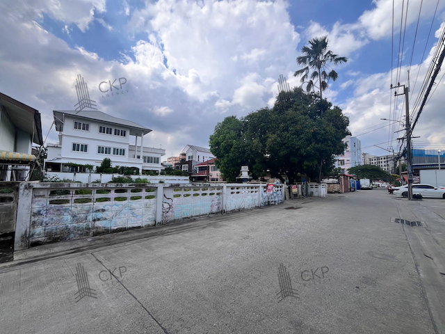 รูป L260156 | ขายที่ดินแปลงมุม ทำเลทอง ซอยลาดพร้าว 102 ขนาด 170 ตร.วา ที่ดินสวย อยู่มุมถนน ในย่านชุมชนเมือง - รูปที่ 5/11