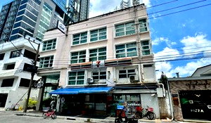 Shophouses for rent Srinakharinwirot University Prasanmit Campus : 4-Story, 4-Unit Commercial Building for Rent (with elevator)