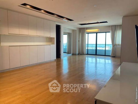 3-BR Condo at Sathorn Gardens near MRT Si Lom (ID 3368738)